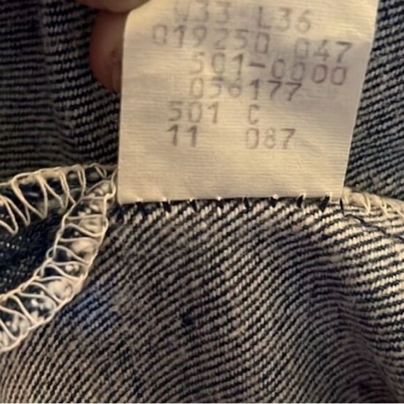 True Vintage 1980s Levi’s 501 Button Fly Dark Wash USA Blue Jeans size 33/36 - Picture 10 of 16